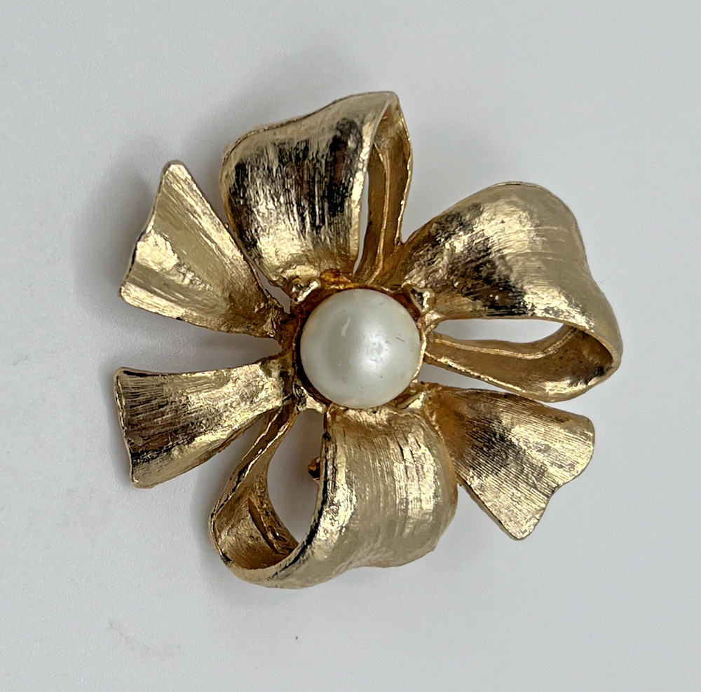 Vintage Brushed Gold Tone Flower & Bow Faux Pearl Costume Classy Brooch
